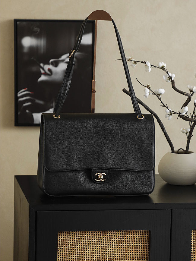 CHANEL 2026 - Maxi flapbag Grained calfskin & gold-tone metal Black - 1