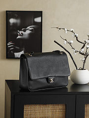 CHANEL 2026 - Maxi flapbag Grained calfskin & gold-tone metal Black - 3