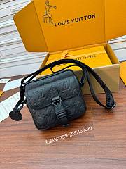 LV S Lock Messenger M58489 Size 18x17x7.8CM - 1