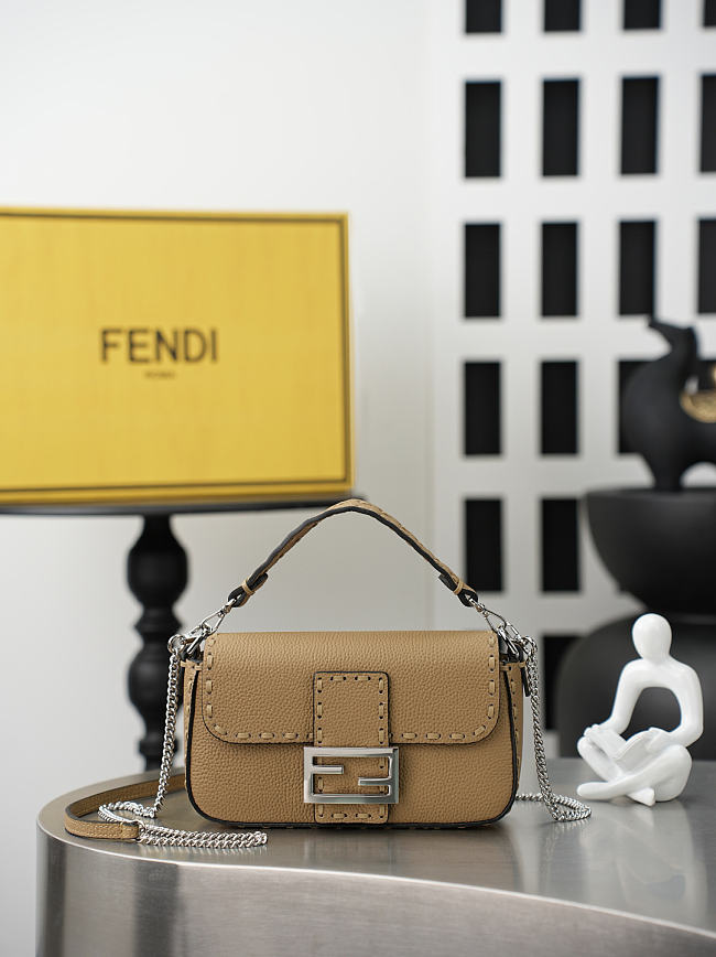 Fendi Baguette Mini Cuoio Romano leather Beige Size 19.5 x 4.5 x 13cm - 1