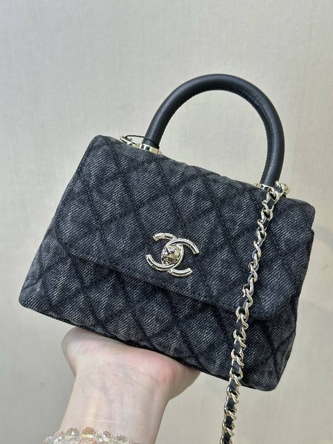Chanel Washed Denim Quilted Coco Handle Clutch With Chain Blue Size 14.5x11.5x5.5cm - 1