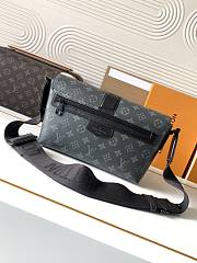 LV S-Cape Messenger Monogram Eclipse M46794 Size 28 x 16 x 10cm - 2