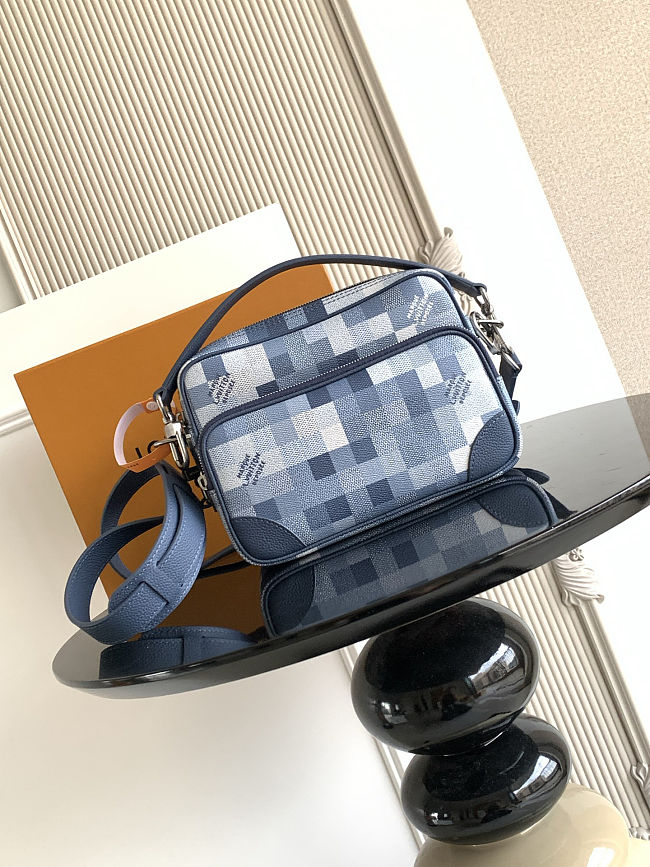 LV Nil Damoflage Indigo M28606 Size 25x 17.5 x 11cm - 1